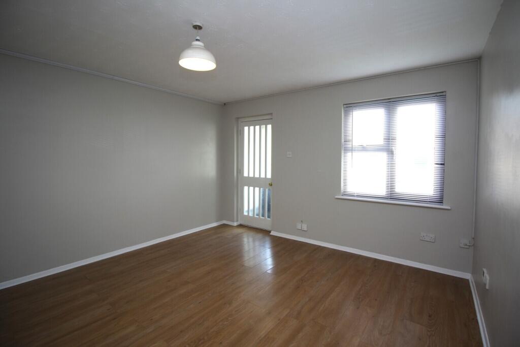 Apartment in Basildon, Billericay - View 5