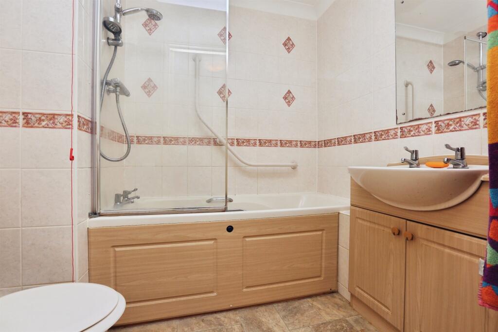 Apartment in Eastleigh, Hedge End - View 4