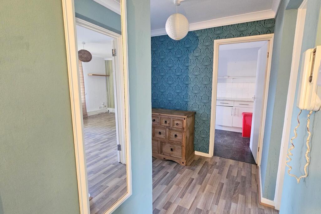 Apartment in Crawley, Worth - View 2