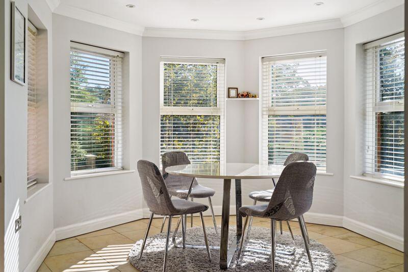 3 Bedroom Flat, Maidenhead photo 3