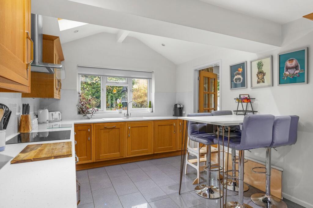 5, Oaktree Close photo 3