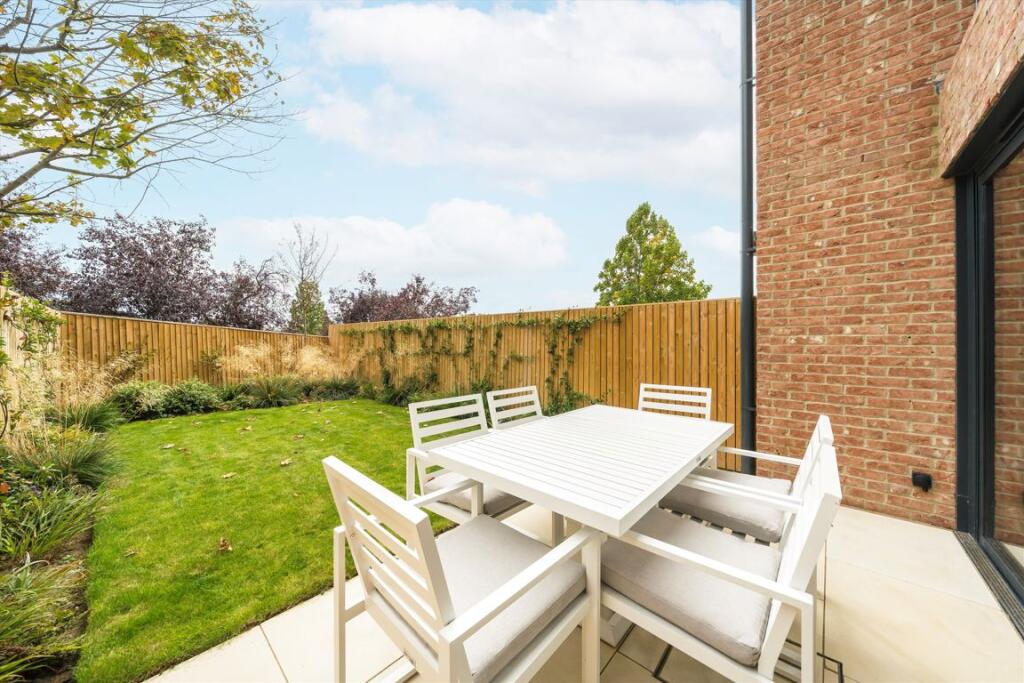 House in London, Cottenham Park, Raynes Park - View 4