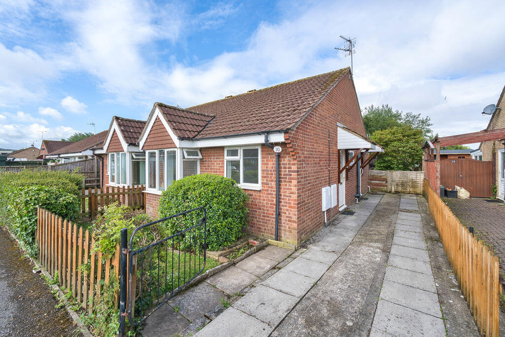2-bed semi-detached on Yeo Close, Weston super Mare - BEAUTIFUL GARDEN, £225,000