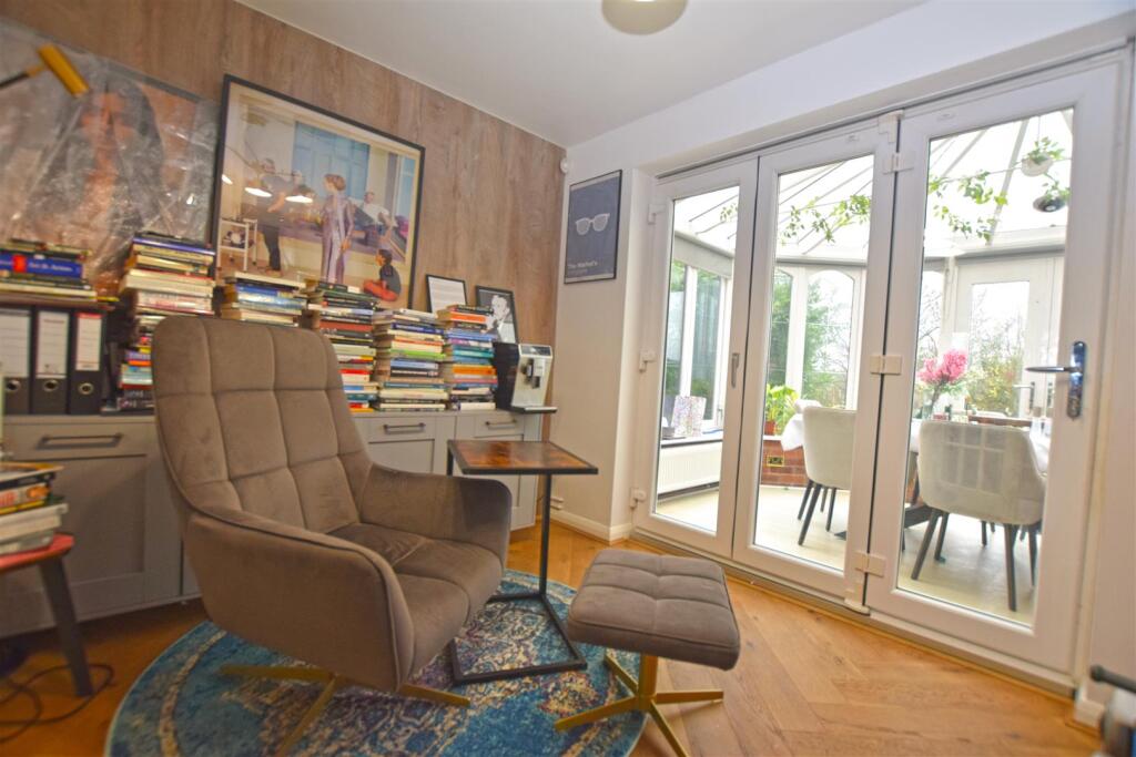8 Creaton Way photo 4