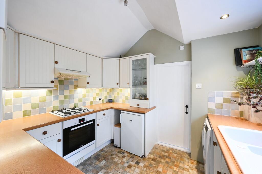 House in Kingston upon Thames - More