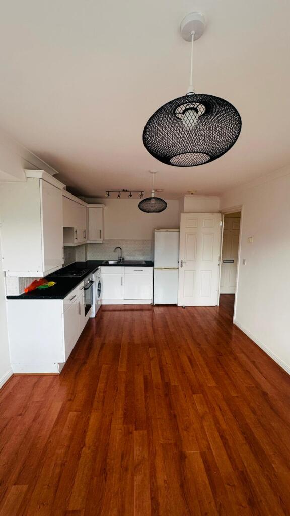 Apartment in London, Rush Green - View 4