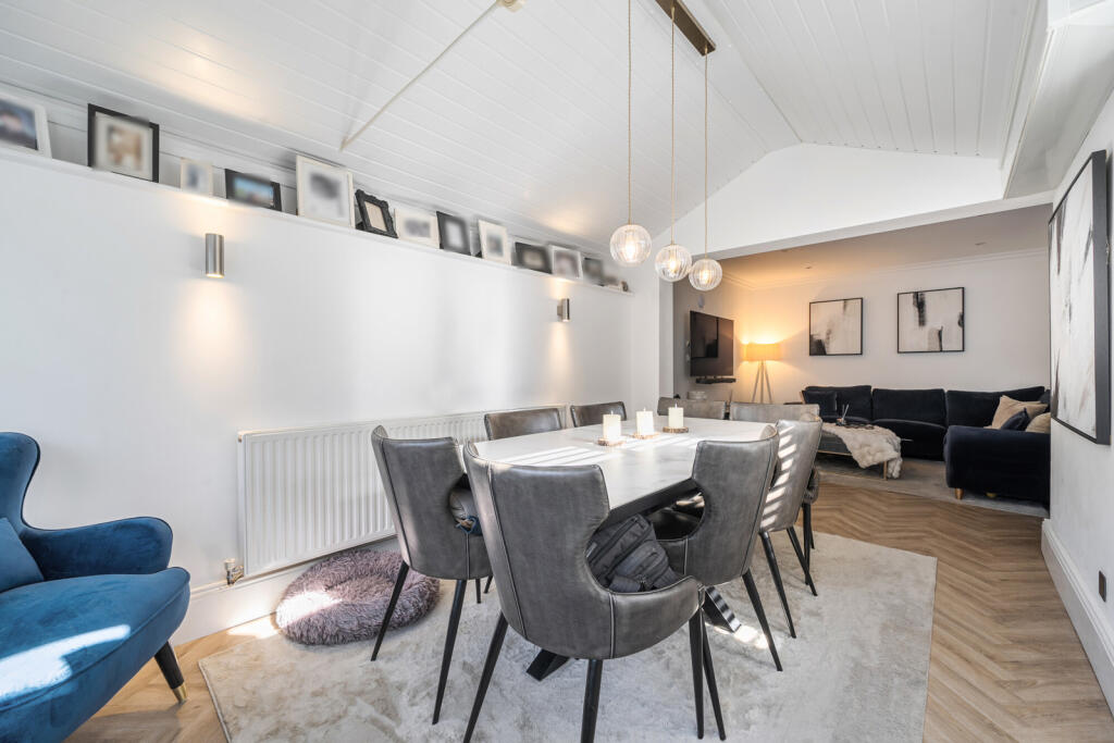House in Three Rivers, Batchworth - More