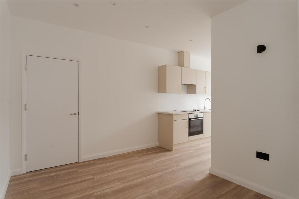 Flat 6 - 3.jpg