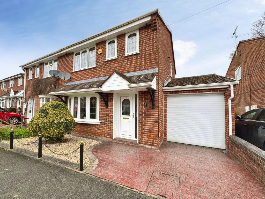 3-bed semi-detached on Ashover Road, Newhall, DE11, £224,000