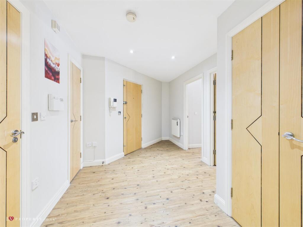 Apartment in Birmingham, West Midlands - More