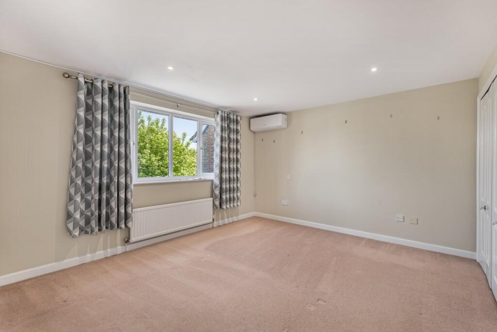 House in Cheltenham, Hatherley, Benhall - More