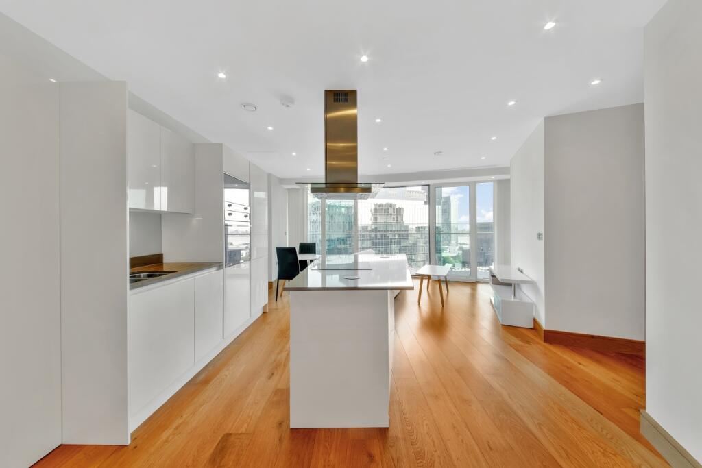Crossharbour Plaza, Isle Of Dogs, London, E14 photo 4