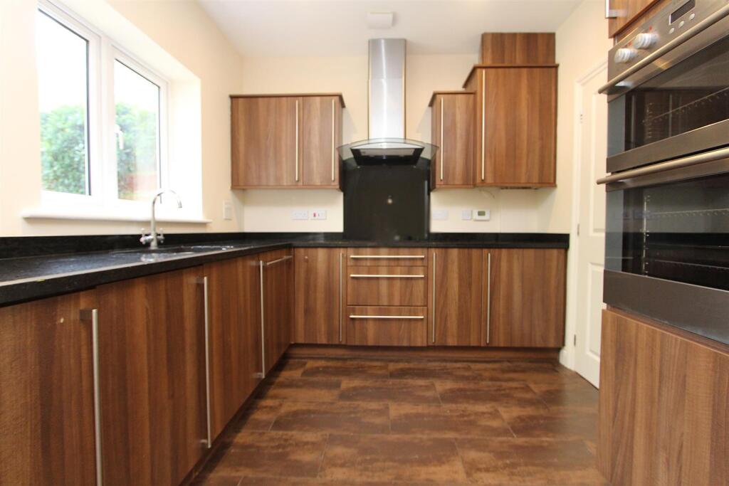 House in Sutton - More