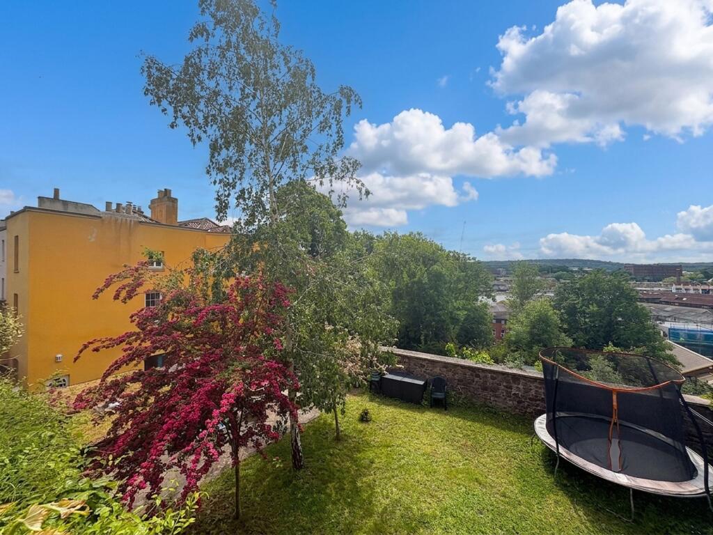 6 bedroom semi-detached house for rent