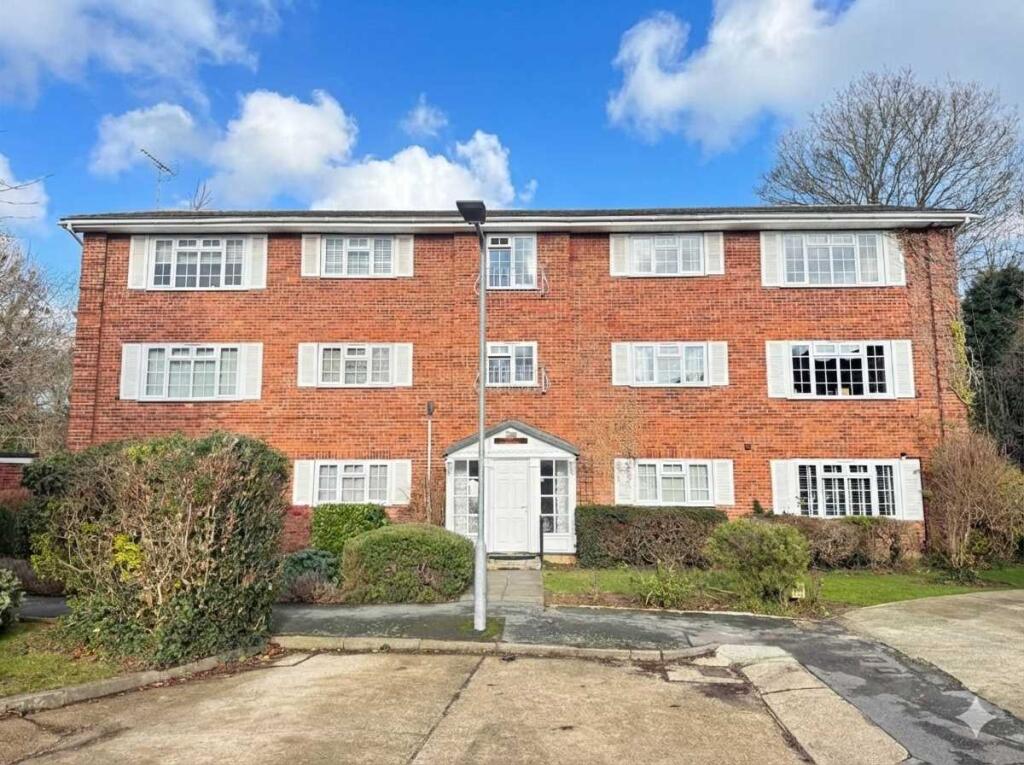 2-bed apartment on Foxwood Court, Leigh on Sea, £300,000