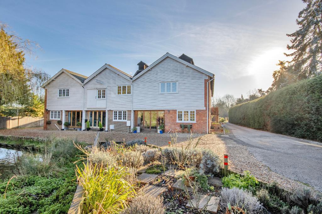 Main image of property: Staplehurst Road, Marden, Kent, TN12 9BW