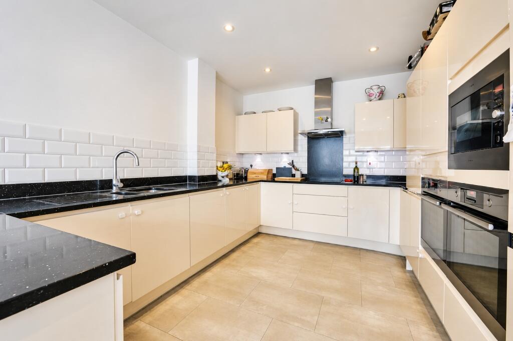 Mortimer Crescent, Kings Park, St. Albans, Hertfordshire, AL3 - View 6