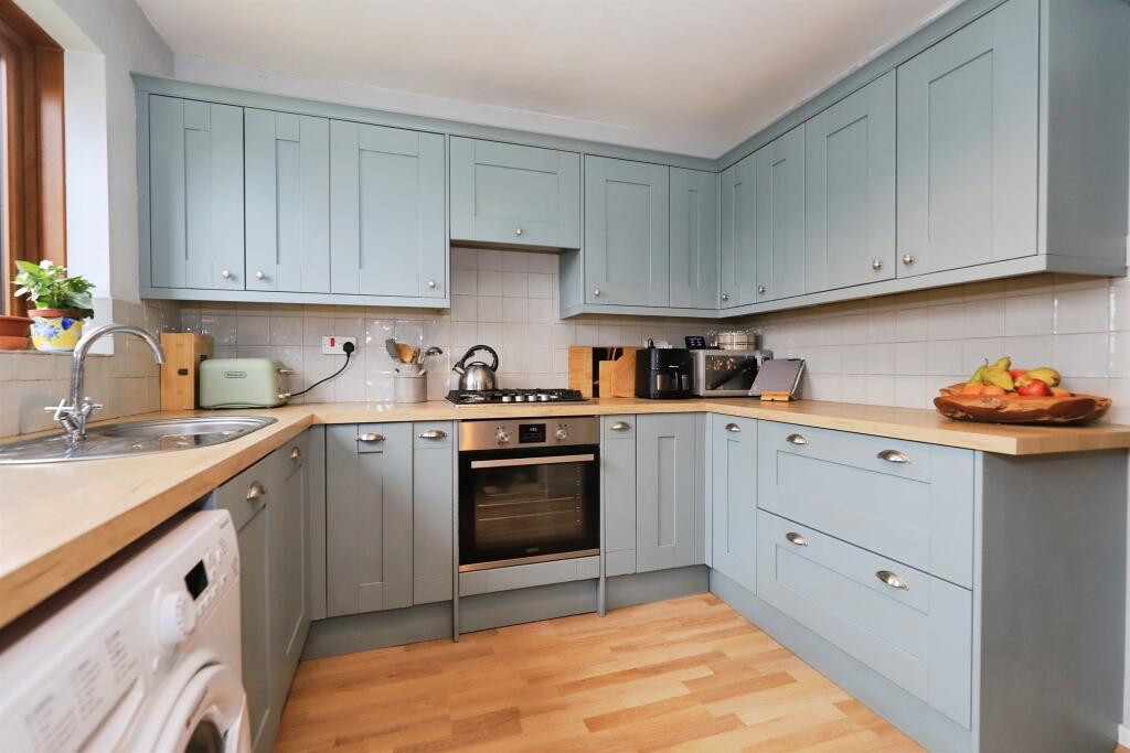 Eleanor Harrison Drive, Cookley, KIDDERMINSTER photo 2