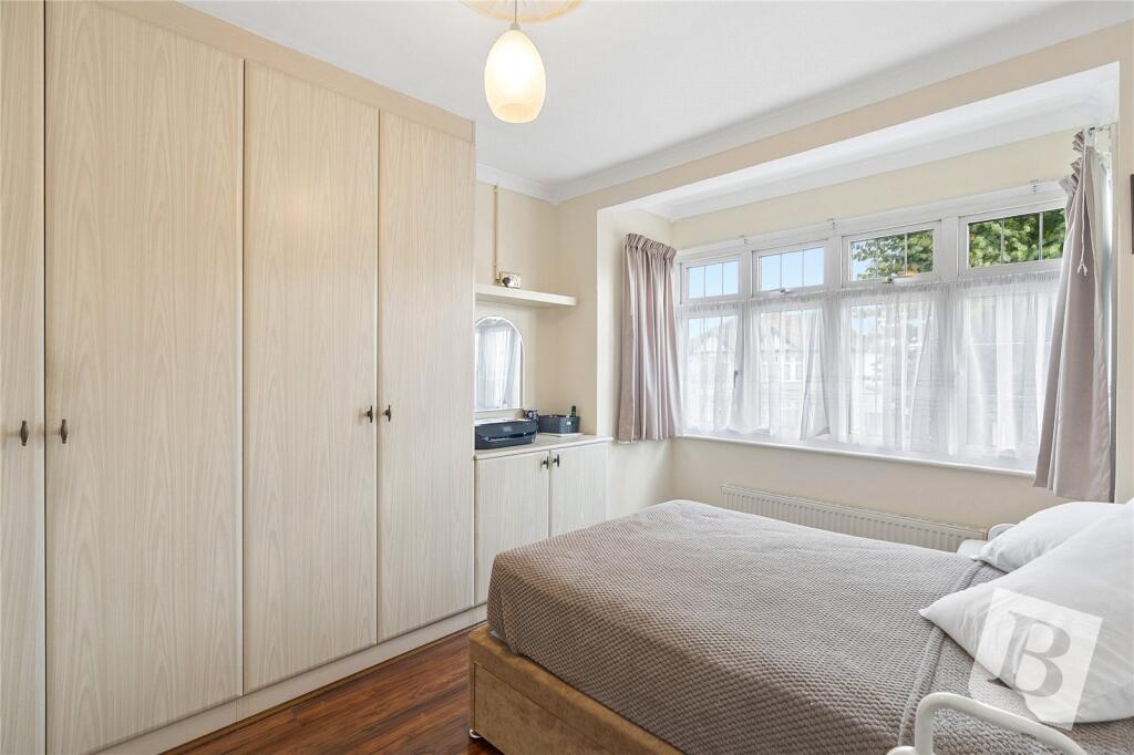House in London, Collier Row - More