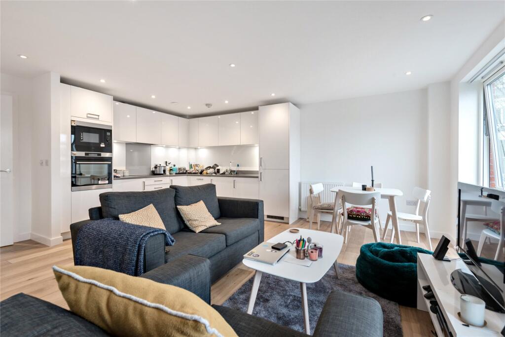 Main image of property: String Court, 12 Copenhagen Place, London, E14