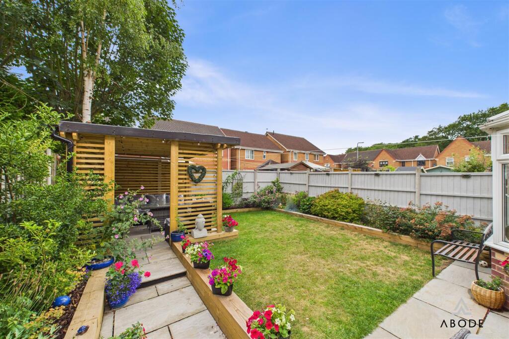 Pine Close, Branston, Burton-on-Trent photo 2