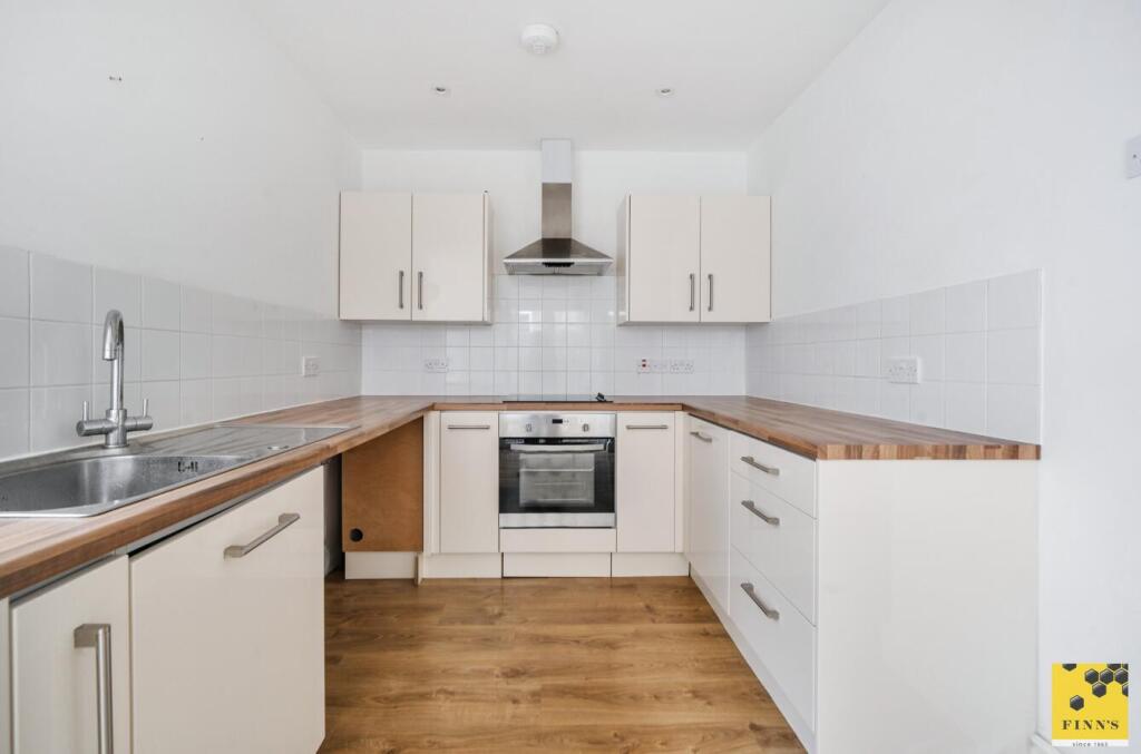 House in Canterbury, Stuppington, Martyrs Field - More
