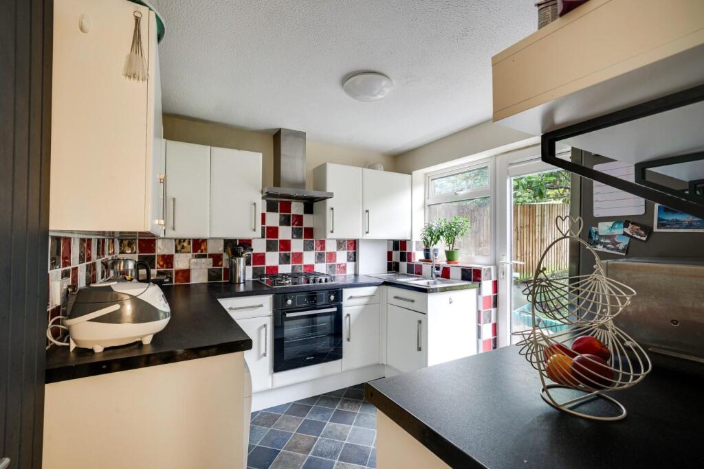 Delamere Gardens, Linslade photo 2