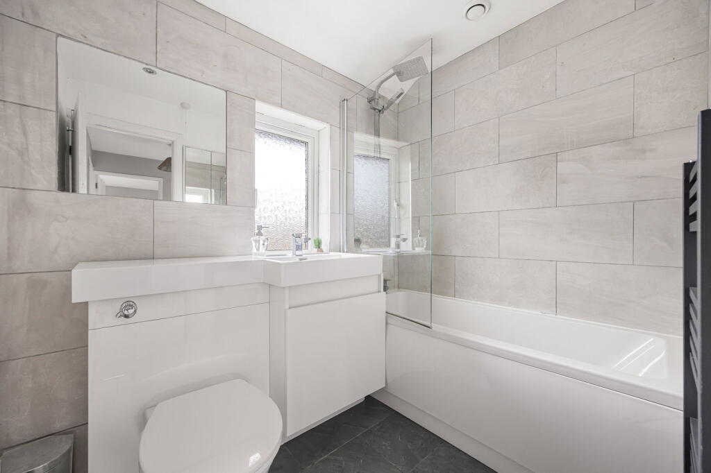 Longlands Road, Bishops Cleeve, Cheltenham, GL52 8JP photo 3