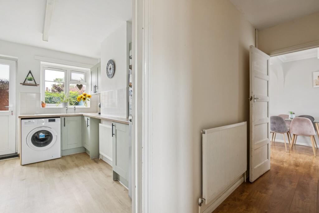 House in Welwyn Hatfield, Hertfordshire - More