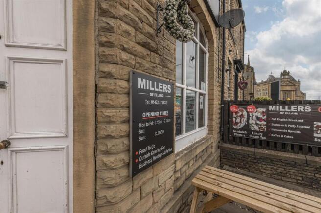 06 - 64 Huddersfield Road HX5 9AA.jpg