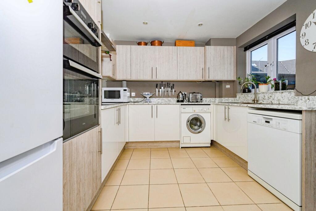 House in Luton, Leagrave - View 4