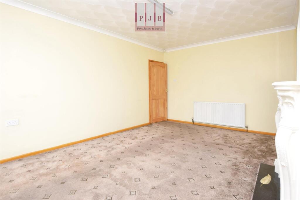 Lon Y Cyll, Pensarn, LL22 photo 3