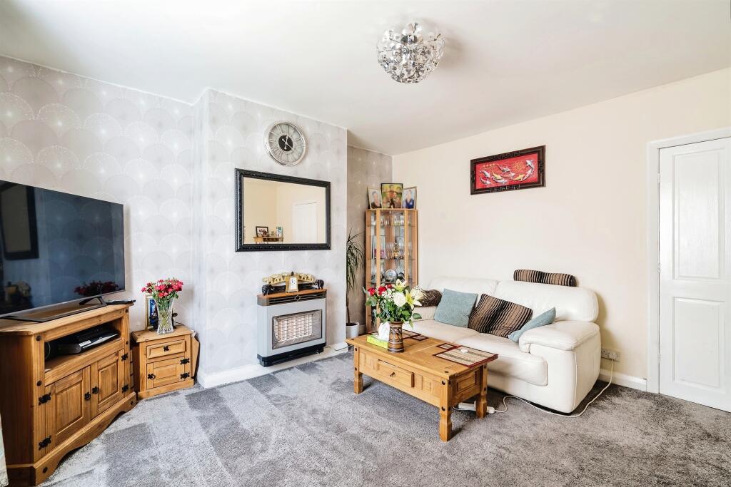 Oakenbank Crescent, Huddersfield photo 3