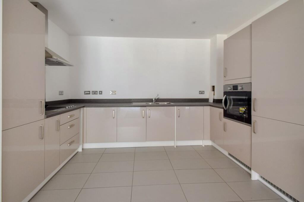 Apartment in Chatham, Medway - View 2
