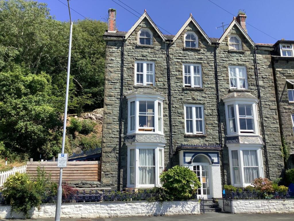 13-bed detached on Bryn Teg Hotel, Kings Crescent, Barmouth, LL42 1RB, £400,000