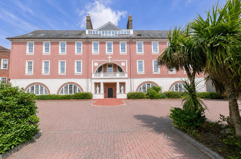 Main image of property: James Walk, Bexhill-On-Sea, TN40 2JZ
