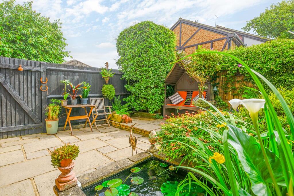 Telford Drive, Walton-on-Thames, KT12 – pohled 2