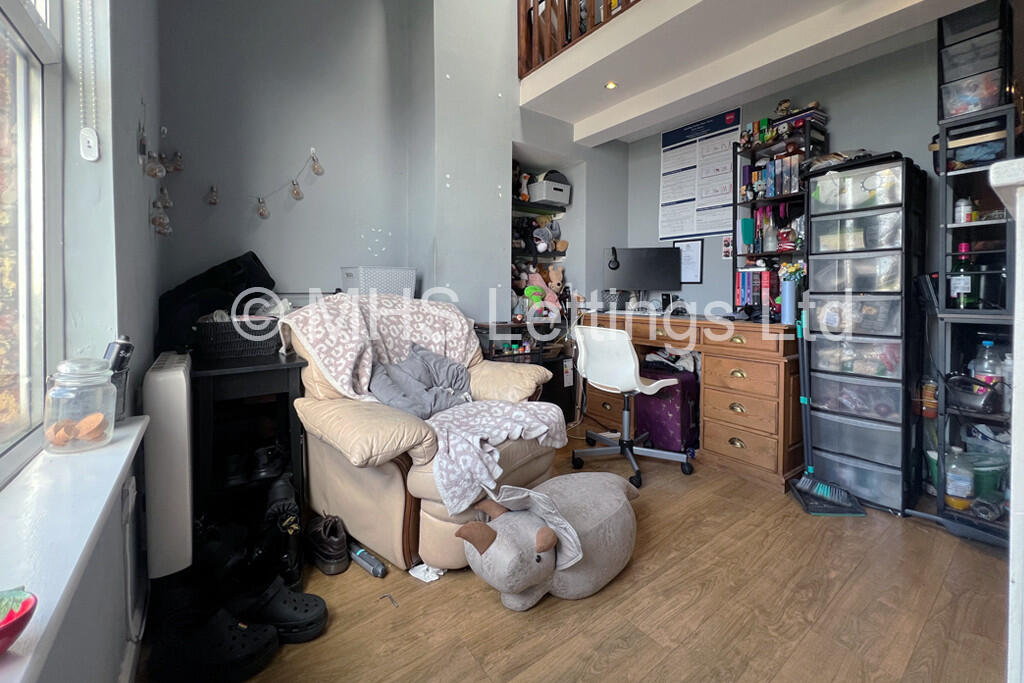 Main image of property: Flat 4, 2 Midland Road, Leeds, LS6 1BQ