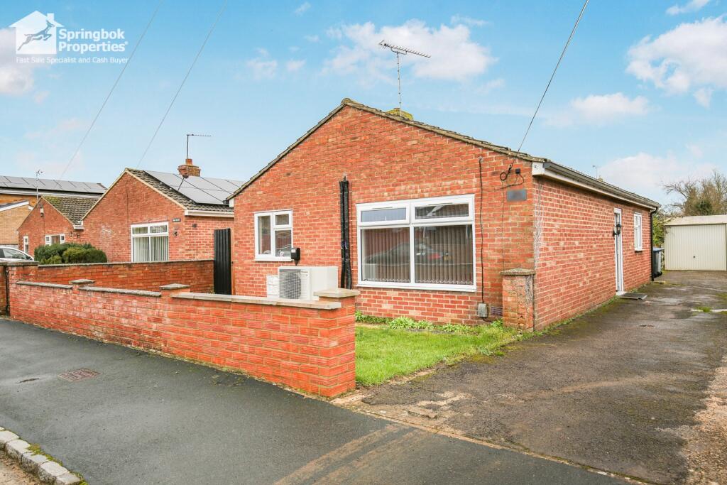 2-bed bungalow on Ashfield Road, Carterton, Oxfordshire, £300,000