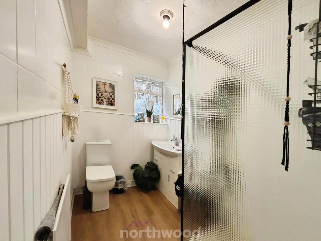 House in Wakefield, Hemsworth - More
