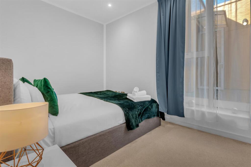 Apartment in London, Heston - View 3