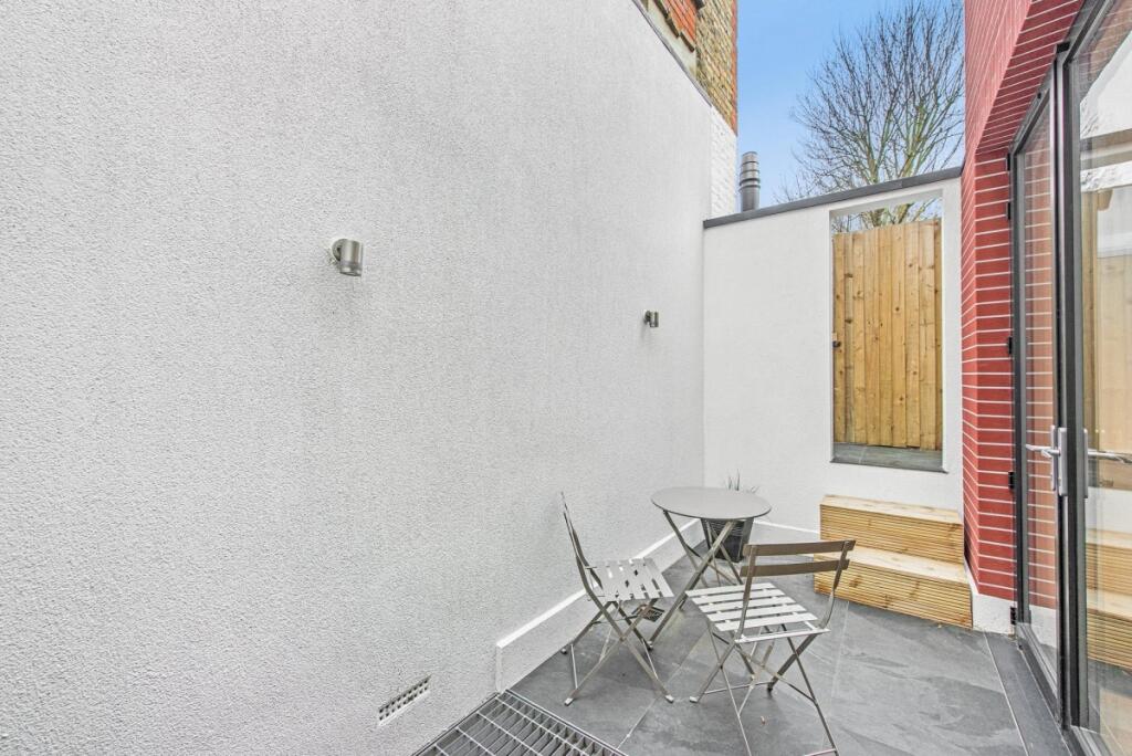 2 bedroom end of terrace house for rent