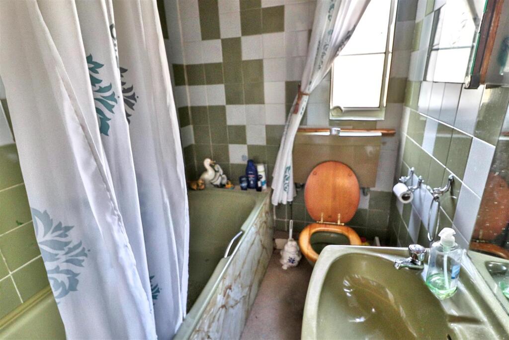 BATHROOM/W.C