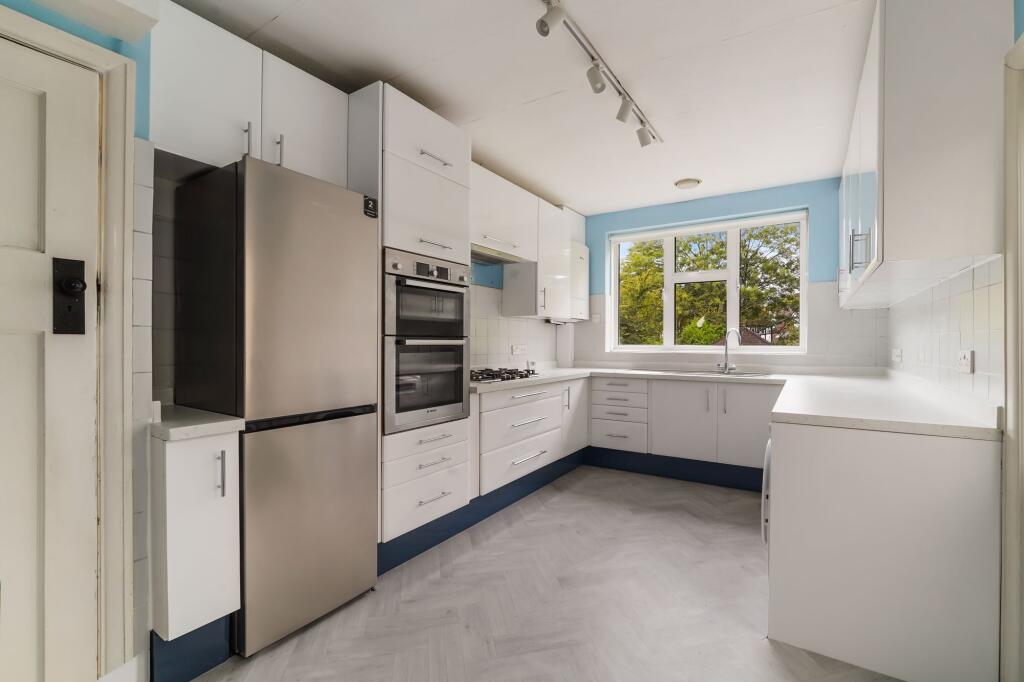 Longdown Lane North, Epsom, KT17 photo 4
