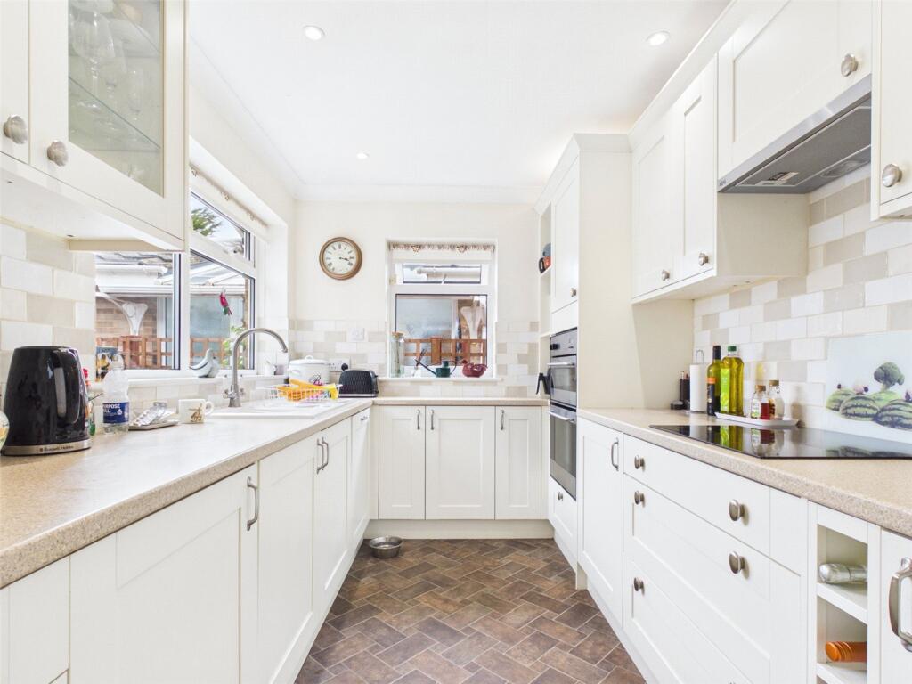 Oakleigh Way, Highcliffe, Christchurch, Dorset, BH23 photo 3