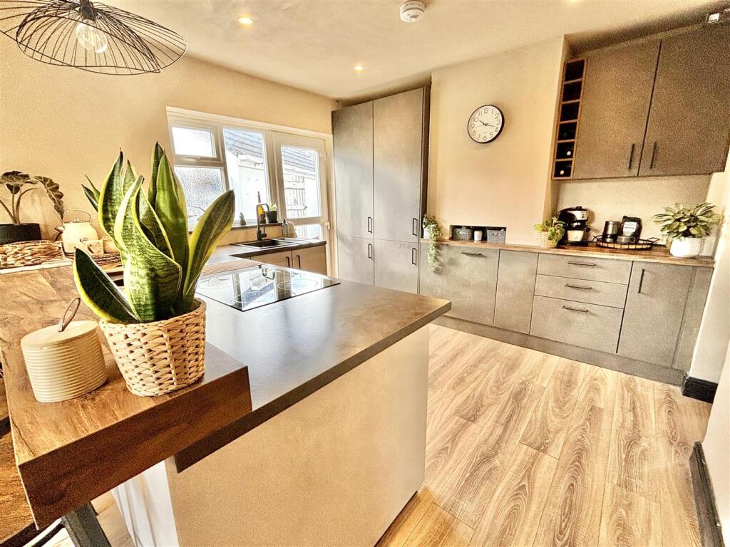 Pergin Crescent, Creekmoor, Poole photo 5