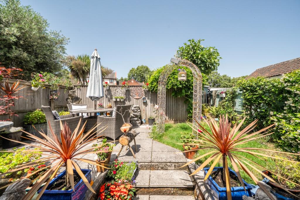 Central Wells with parking and manageable garden photo 3