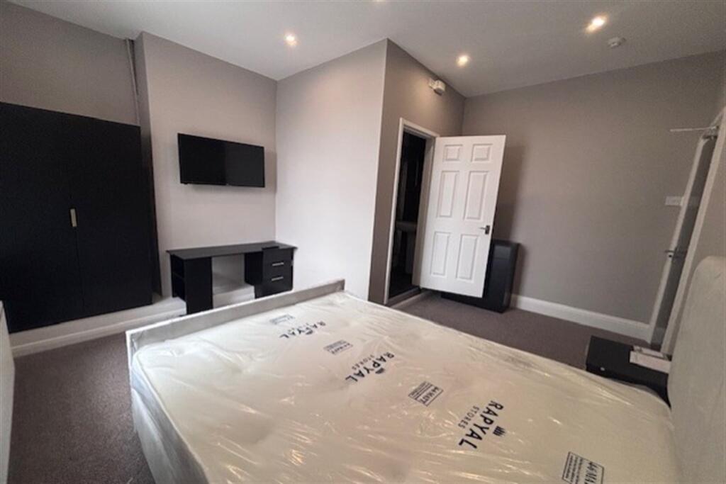 Main image of property: 6 bedroom House Share House Share in SUNDERLAND