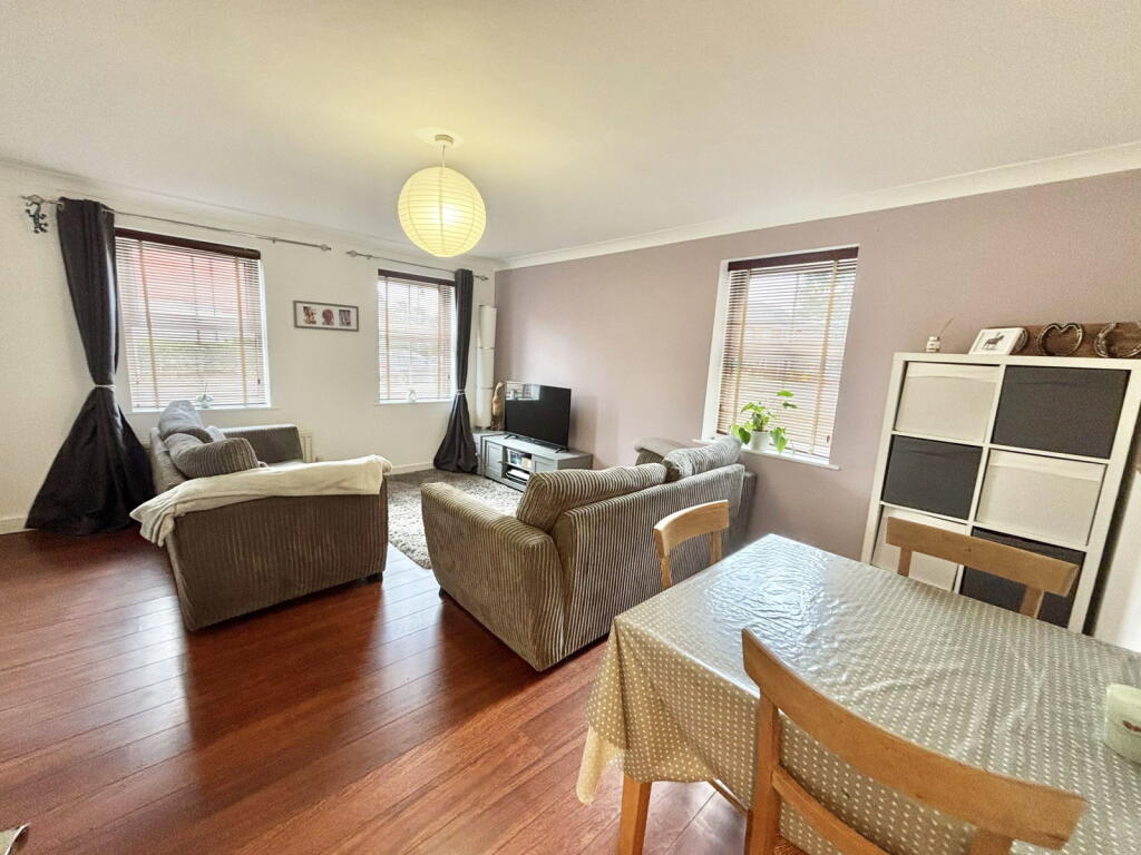 Apartment in Solihull, Dickens Heath - View 2