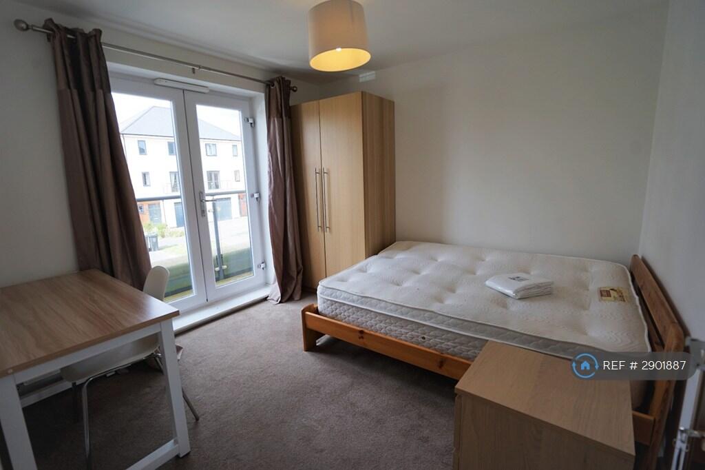 6 bedroom semi-detached house for rent